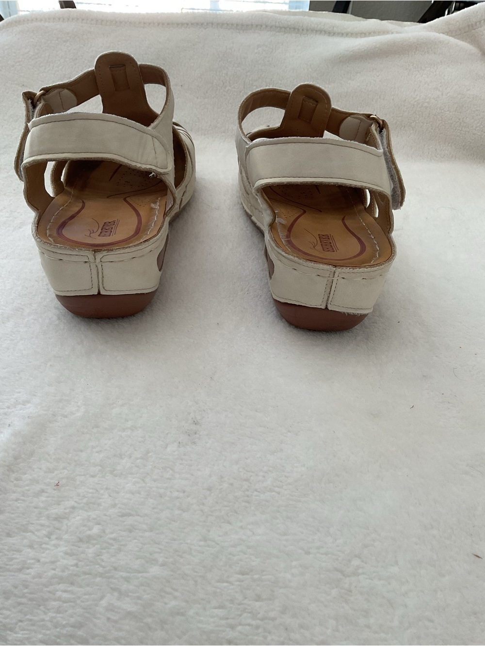 Shibever Women’s White Closed-Toe Leather Sandals with Adjustable Strap - Picture 3 of 8